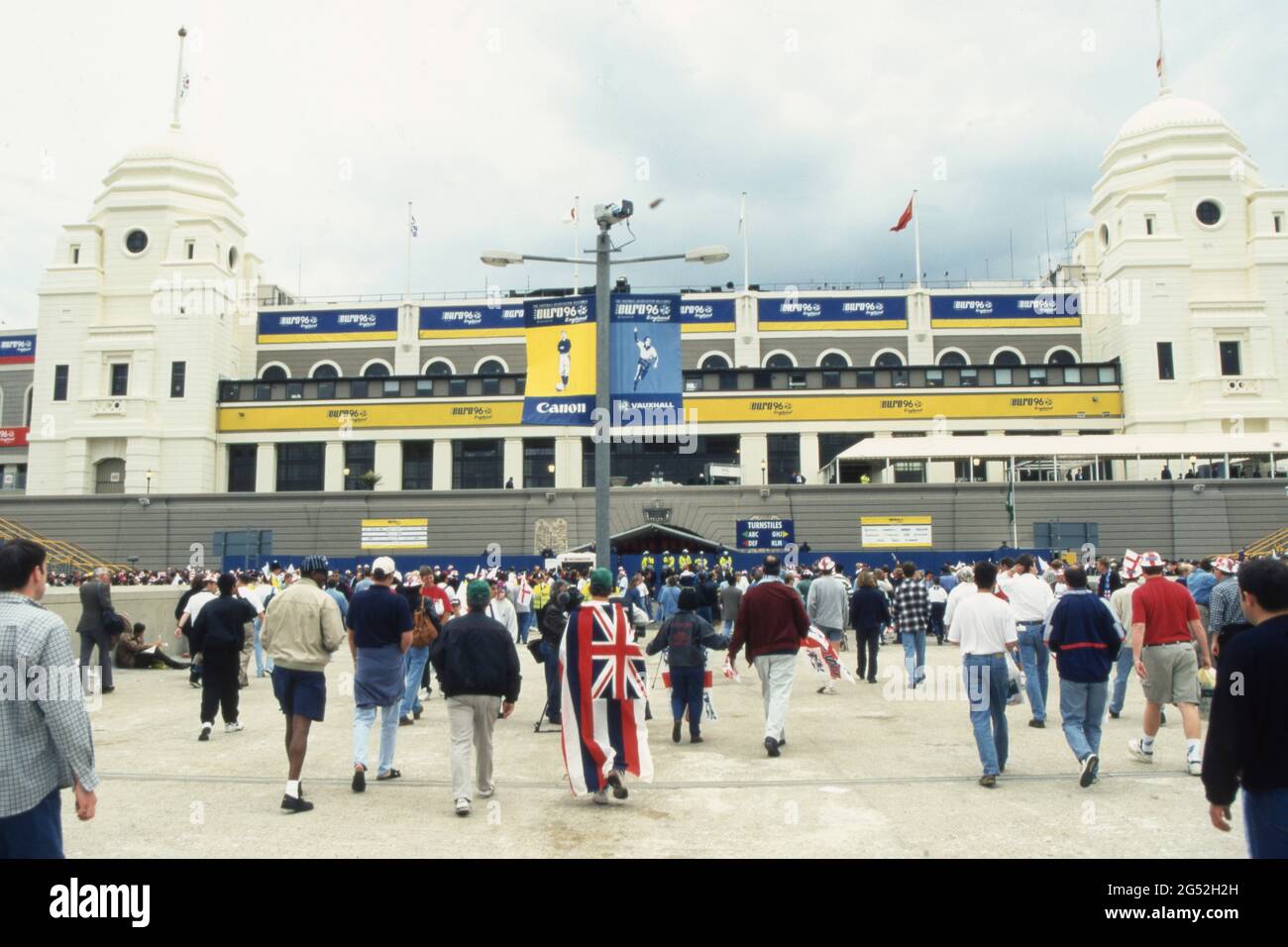 Fußball, firo: 06/22/1996 Fußball EM Europameisterschaft 1996 Viertelfinale, KO-Phase, Archivfoto, Archivbilder England - Spanien 4: 2 über Strafen, Wembley Stadium, altes Wembley Stadium, Stadion, Übersicht, Draußen, leer, Übersicht, Ventilatoren Stockfoto