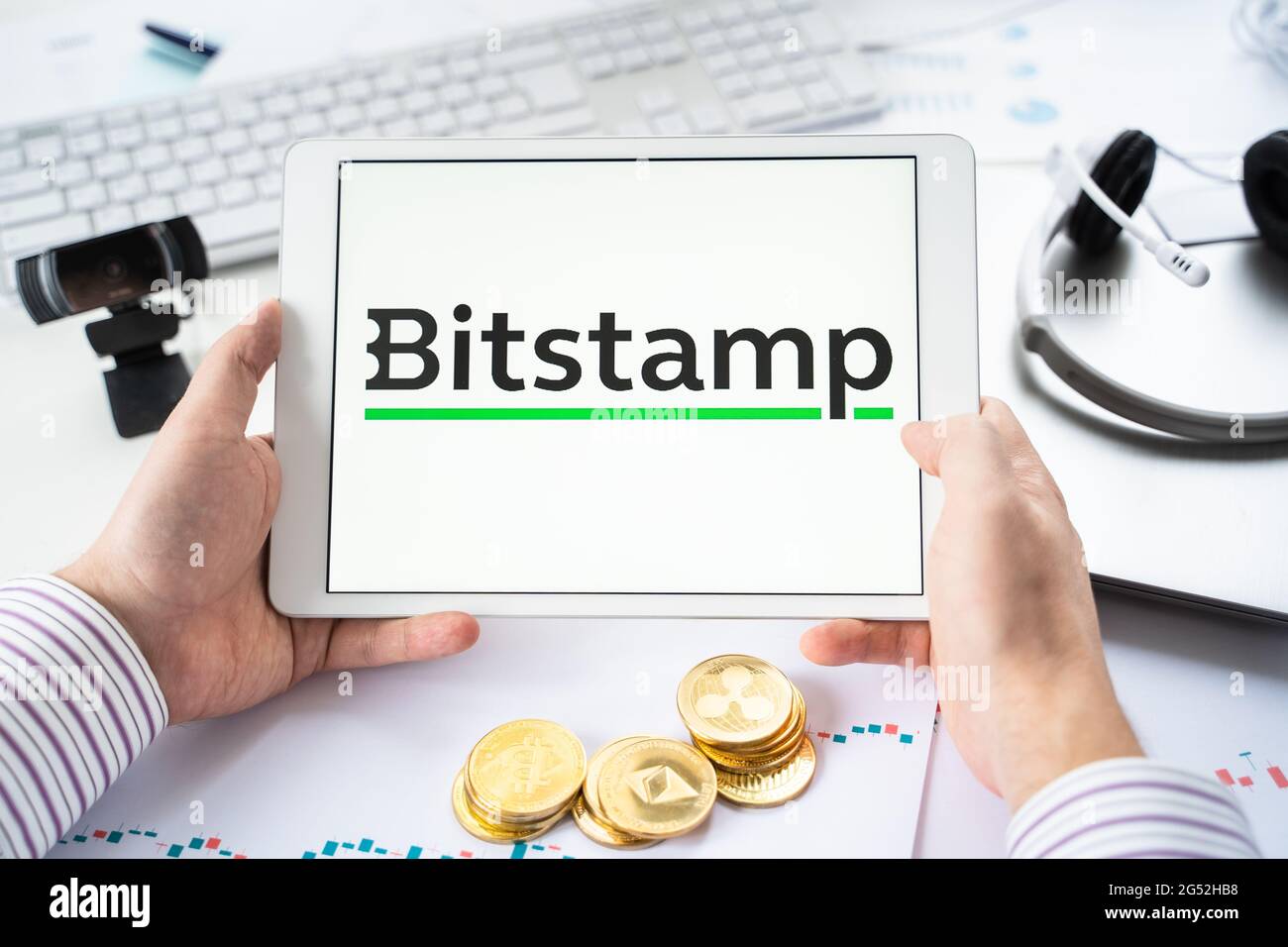 Russland Moskau 05.05.2021.Businessman hält Tablette mit Logo der Kryptowährung Börse Bitstamp.Buy, verkaufen, ändern Krypto-Münzen, Diital Geld BTC, Stockfoto