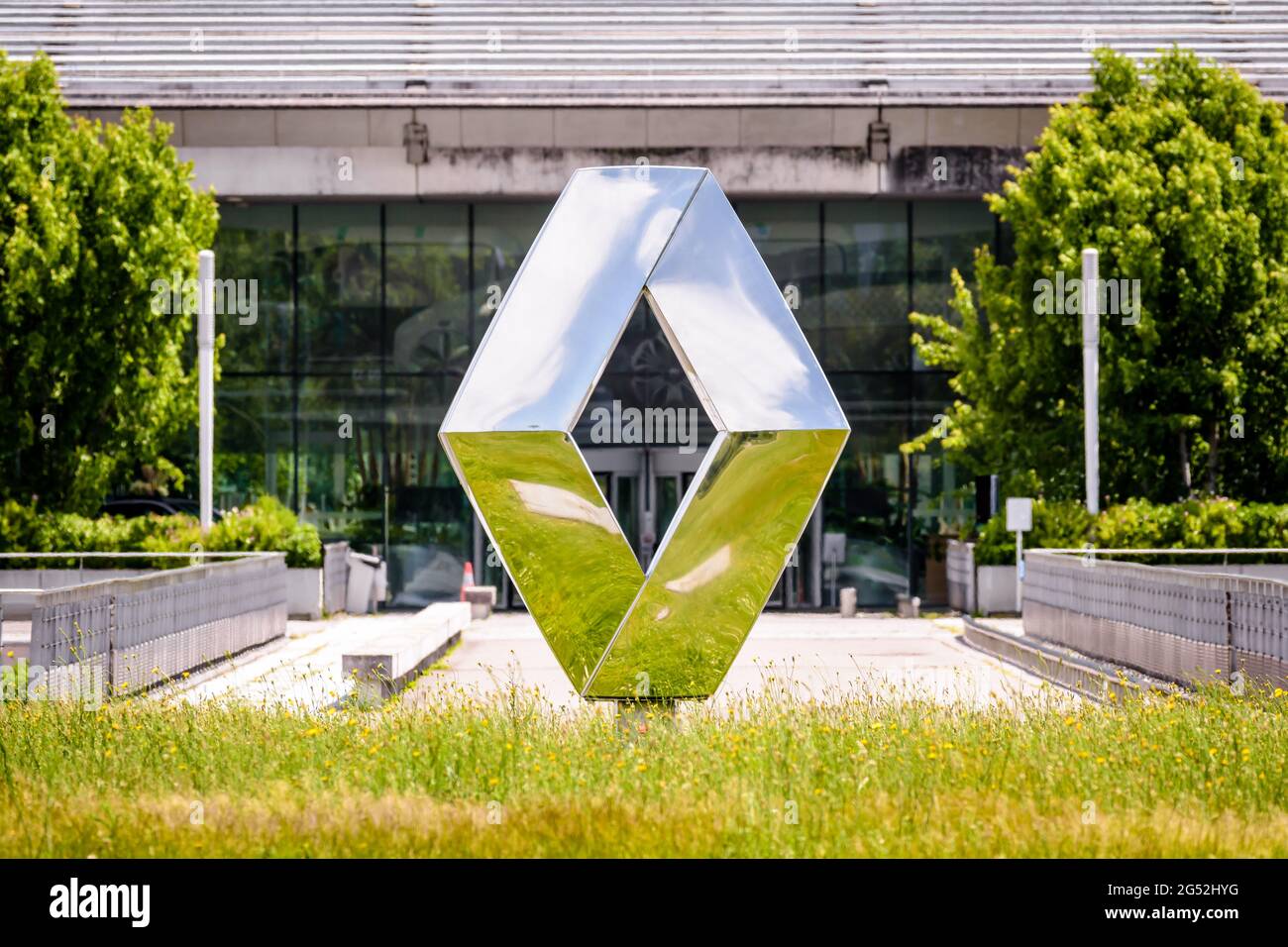 Nahaufnahme des Emblems des französischen Automobilherstellers Renault vor dem Technocenter, dem Forschungs- und Entwicklungszentrum von Renault. Stockfoto