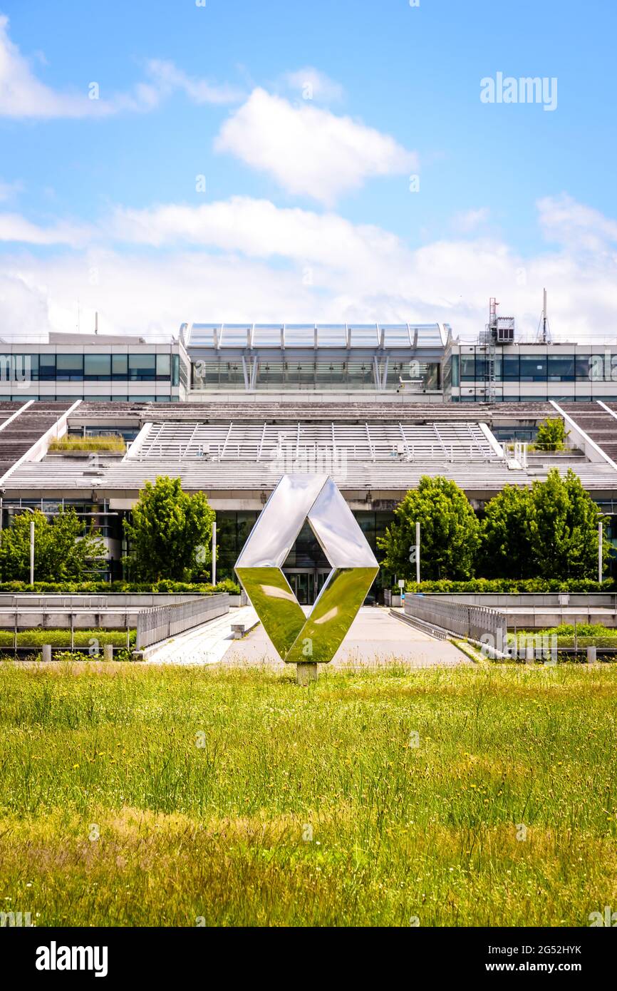 Vorderansicht des Emblems des französischen Automobilherstellers Renault vor dem Technocenter, dem Forschungs- und Entwicklungszentrum von Renault. Stockfoto