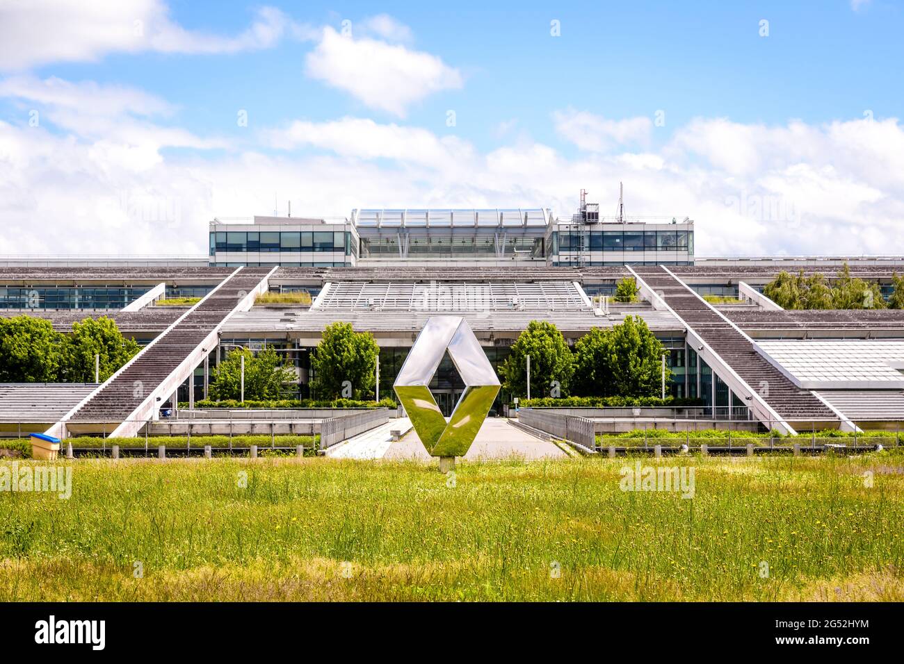 Vorderansicht des Emblems des französischen Automobilherstellers Renault vor dem Technocenter, dem Forschungs- und Entwicklungszentrum von Renault. Stockfoto