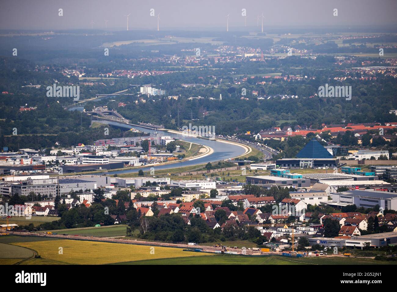 Nürnberg, Deutschland. Juni 2021. Panoramablick vom Fernmeldeturm Richtung Westen nach Fürth zur südwestlichen Tangente entlang des Main-Donau-Kanals. Quelle: Daniel Karmann/dpa/Alamy Live News Stockfoto