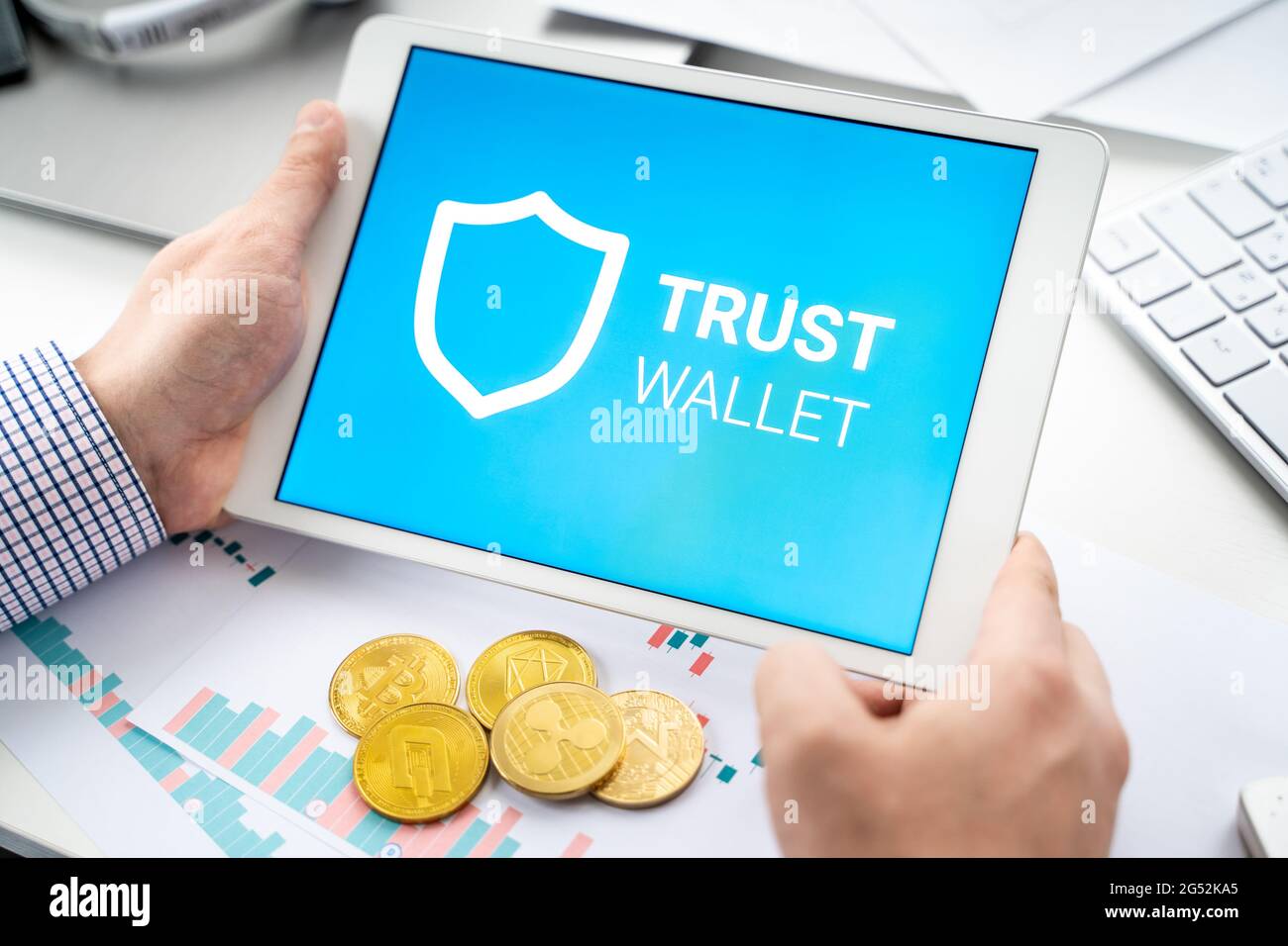 Russland Moskau 06.05.2021 Geschäftsmann, Tablet. Logo der Software Kryptowährung Wallet, Gateway Trust Wallet. Blockchain-Anwendung zum Kaufen, Speichern, Senden, sw Stockfoto