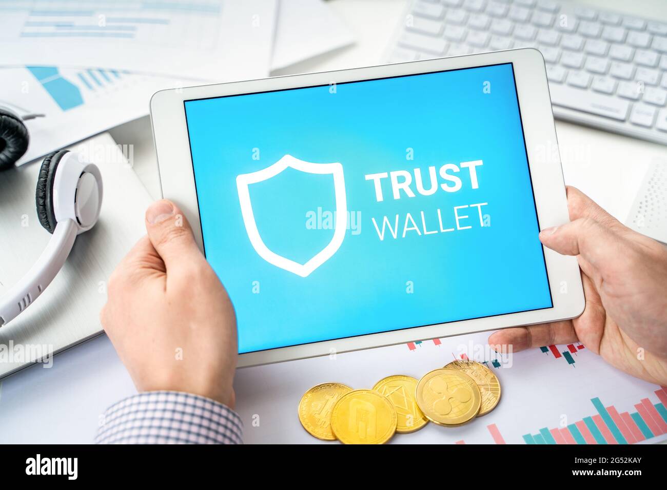 Russland Moskau 06.05.2021 Geschäftsmann, Tablet. Logo der Software Kryptowährung Wallet, Gateway Trust Wallet. Blockchain-Anwendung zum Kaufen, Speichern, Senden, sw Stockfoto