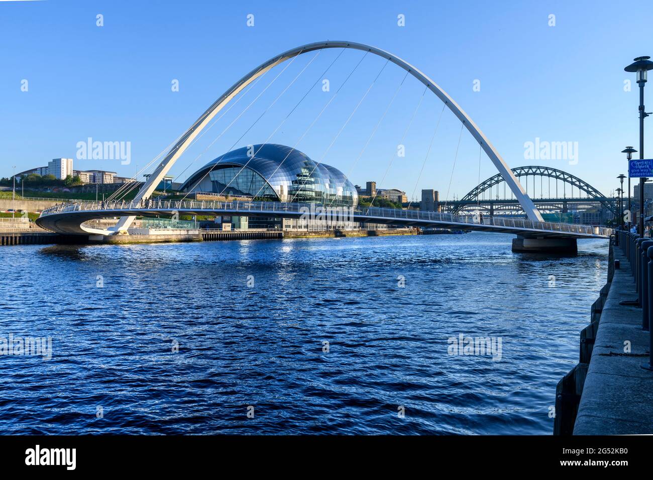 Konzertsaal Sage Gateshead, die Tyne Bridge, die Gateshead mit Newcastle verbindet, und die Gateshead Millennium Bridge für Fußgänger und Radfahrer. Stockfoto