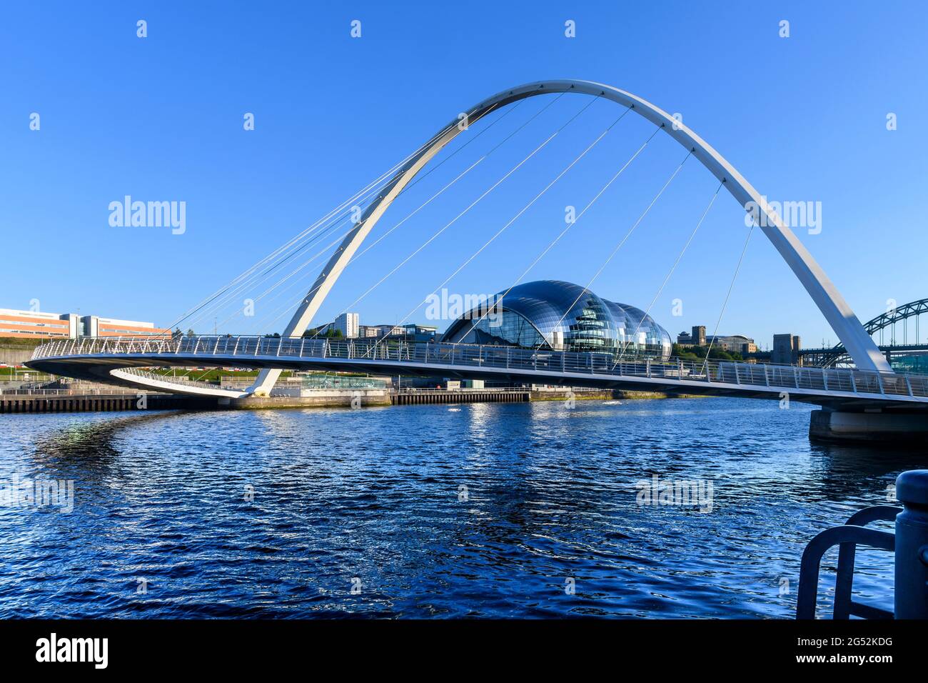 Konzertsaal Sage Gateshead, die Tyne Bridge, die Gateshead mit Newcastle verbindet, und die Gateshead Millennium Bridge für Fußgänger und Radfahrer. Stockfoto