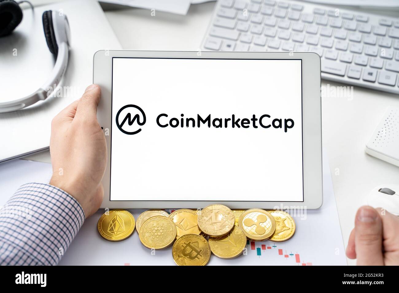 Russland Moskau 06.05.2021.Tablet mit Logo von Coinmarketcap, Website mit Rating, Ranking von digitalen Token, Krypto-Münzen,Blockchain Kryptowährung DE Stockfoto