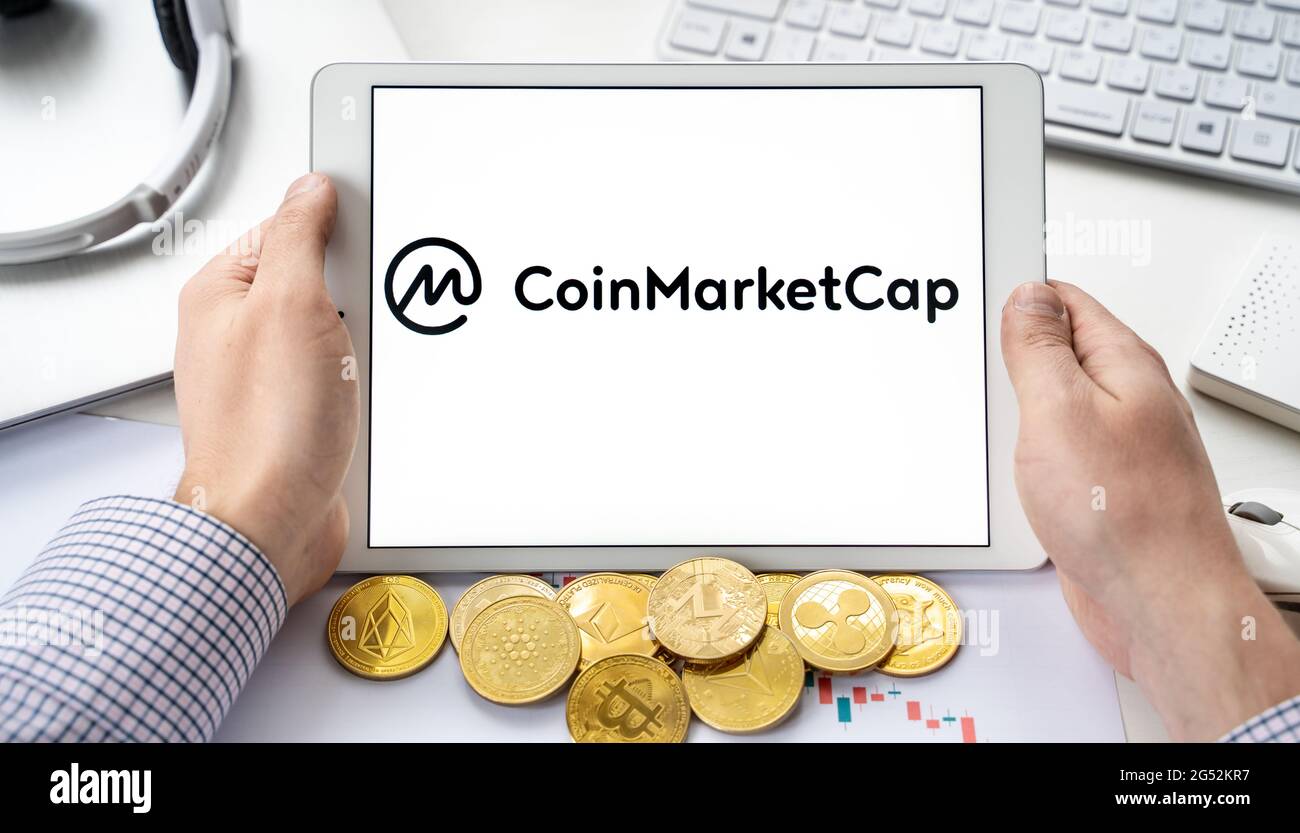 Russland Moskau 06.05.2021.Tablet mit Logo von Coinmarketcap, Website mit Rating, Ranking von digitalen Token, Krypto-Münzen,Blockchain Kryptowährung DE Stockfoto