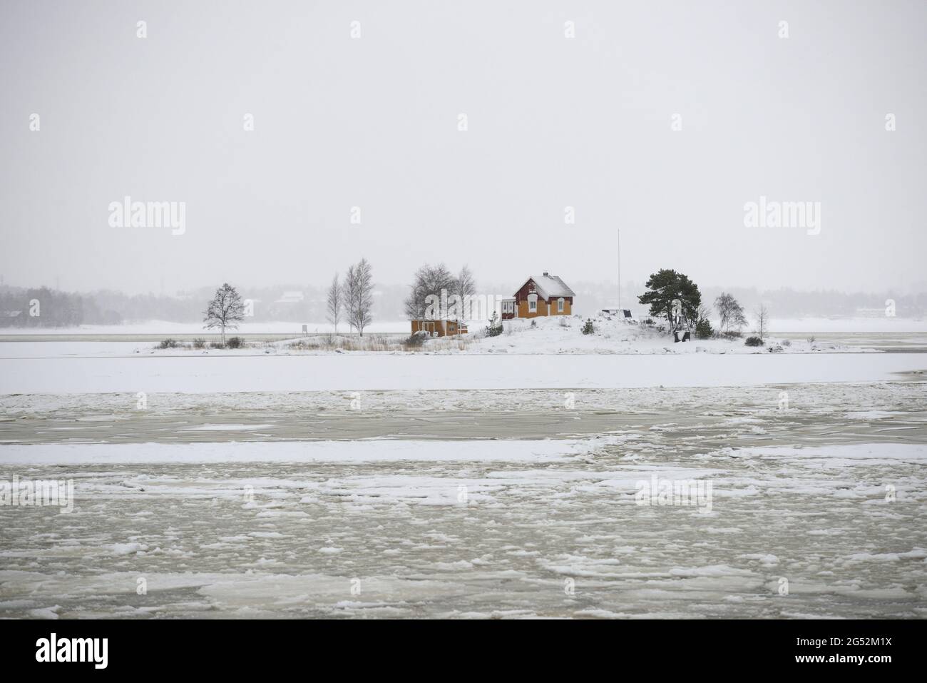 Einsames Haus auf einer kleinen Insel in der Ostsee in Finnland Stockfoto