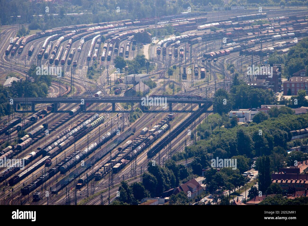 Nürnberg, Deutschland. Juni 2021. Blick vor dem Telekommunikationsturm auf den Rangierbahnhof. Quelle: Daniel Karmann/dpa/Alamy Live News Stockfoto