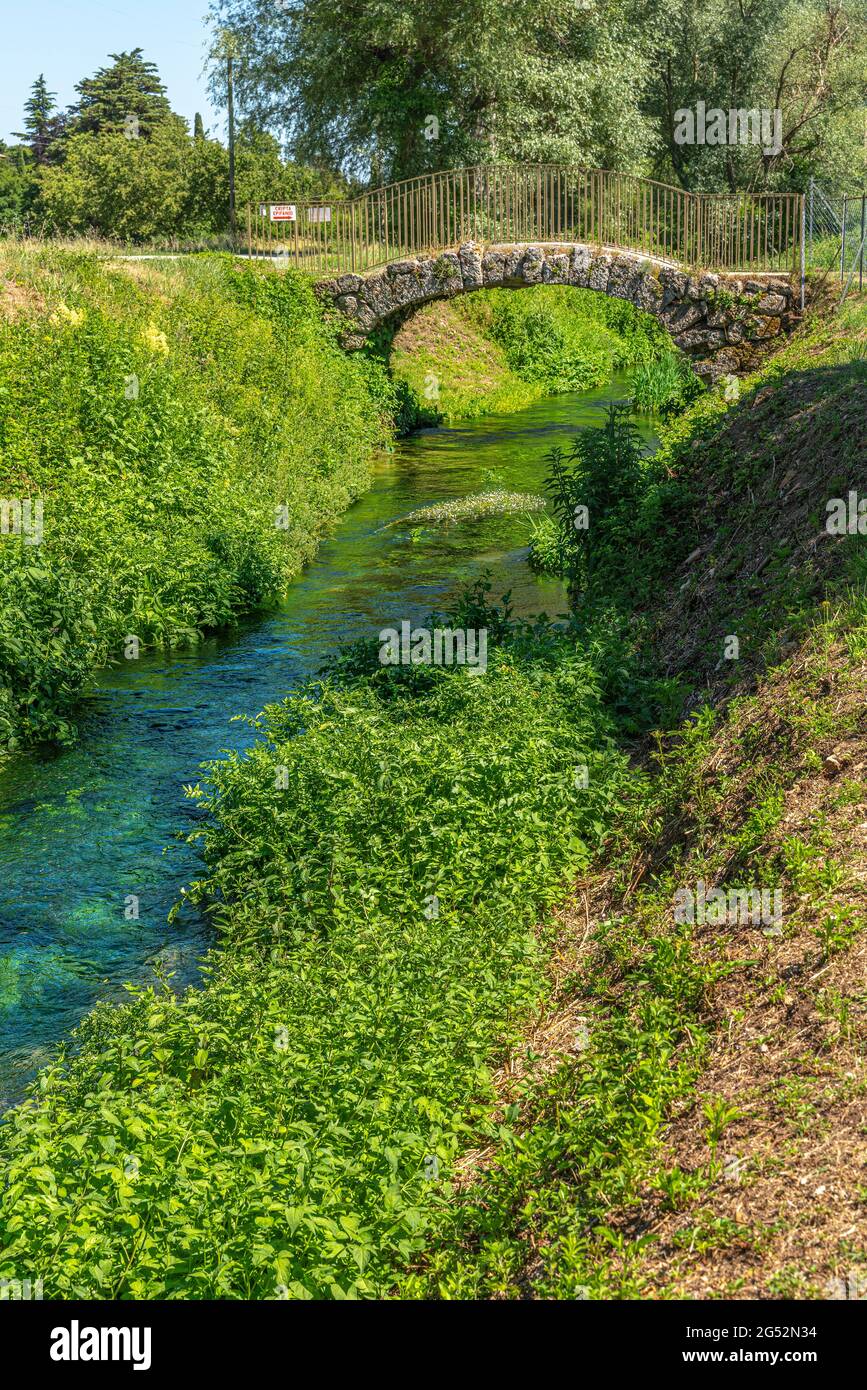 Die Zingara-Brücke überquert den Volturno und verbindet die beiden archäologischen Stätten von San Vincenzo al Volturo. Rocchetta al Volturno, Molise Stockfoto
