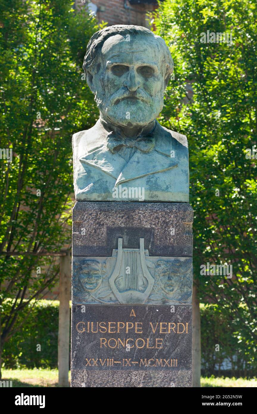 Italien, Emilia Romagna, Roncole Verdi, Denkmal Giuseppe Verdi von Giuseppe Cantù vor dem Geburtsort von Giuseppe Verdi Stockfoto