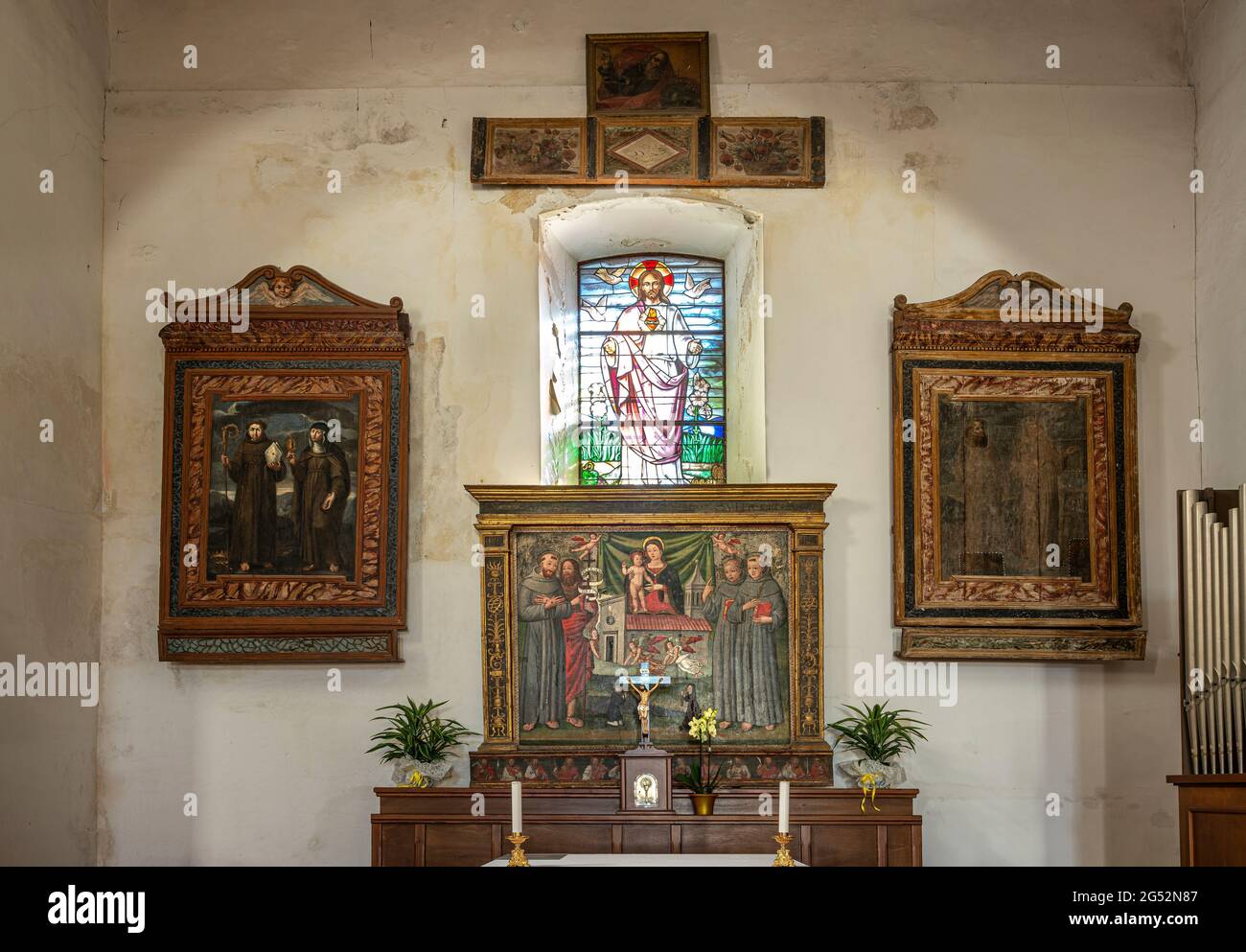 Antiker Holzaltar mit bemalten Tafeln mit Heiligen und Madonnen. Kirche San Nicola di Bari in Vastogirardi. Vastogirardi, Provinz Isernia Stockfoto