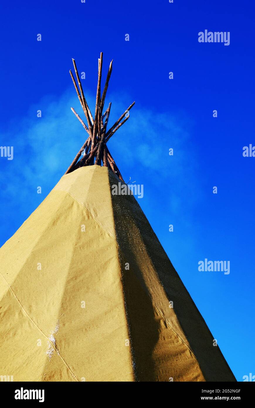 indisches Tipi im Frost vor blauem Himmel Stockfoto