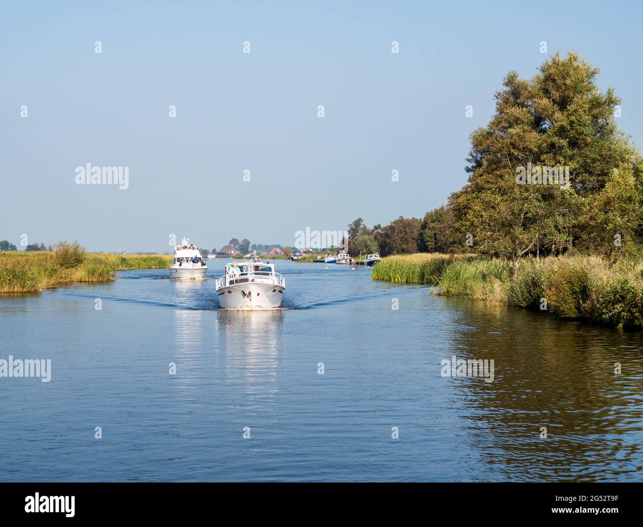 Motorboote auf Kanal im Nationalpark Alde Feanen, Friesland, Niederlande Stockfoto