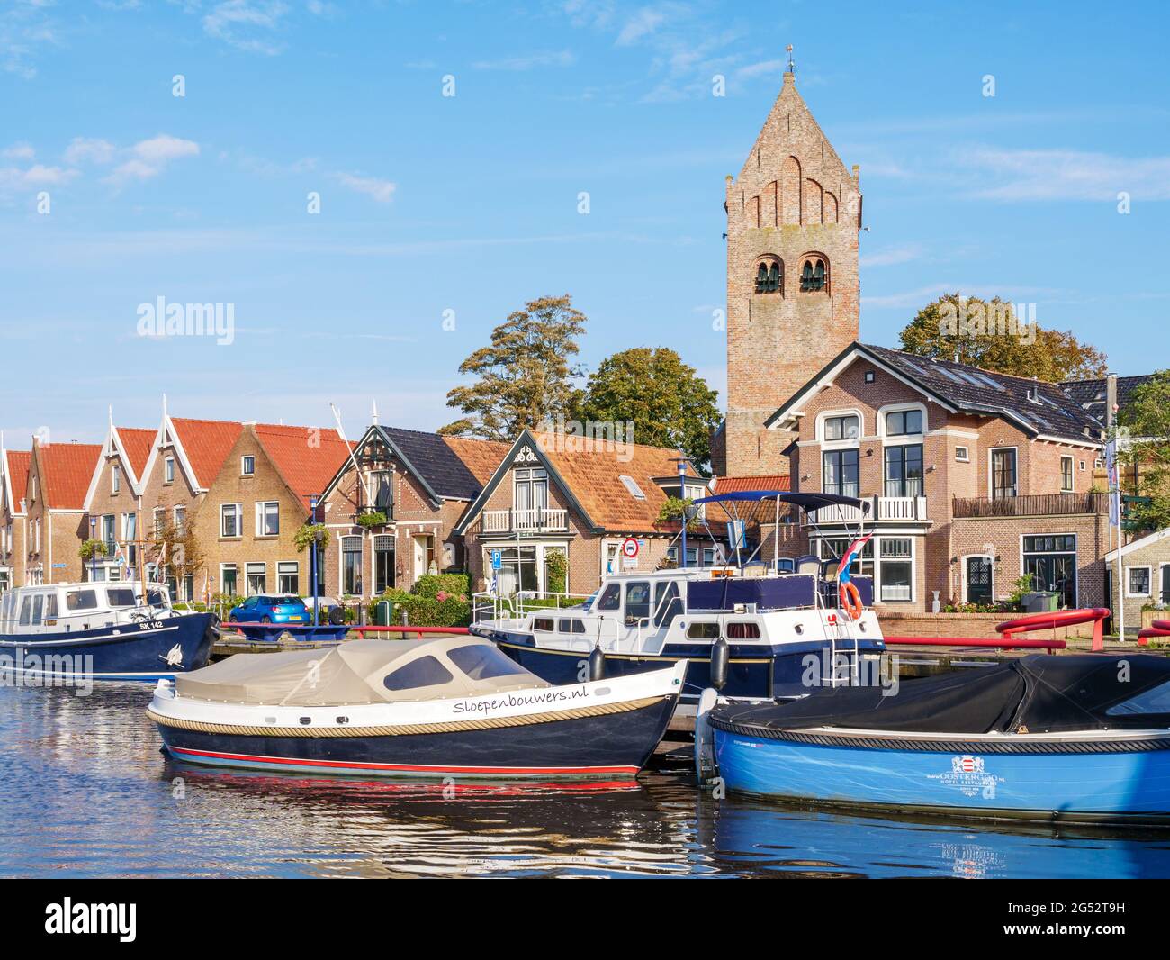 Boote, Häuser und Kirchturm in der Stadt Grou, Friesland, Niederlande Stockfoto