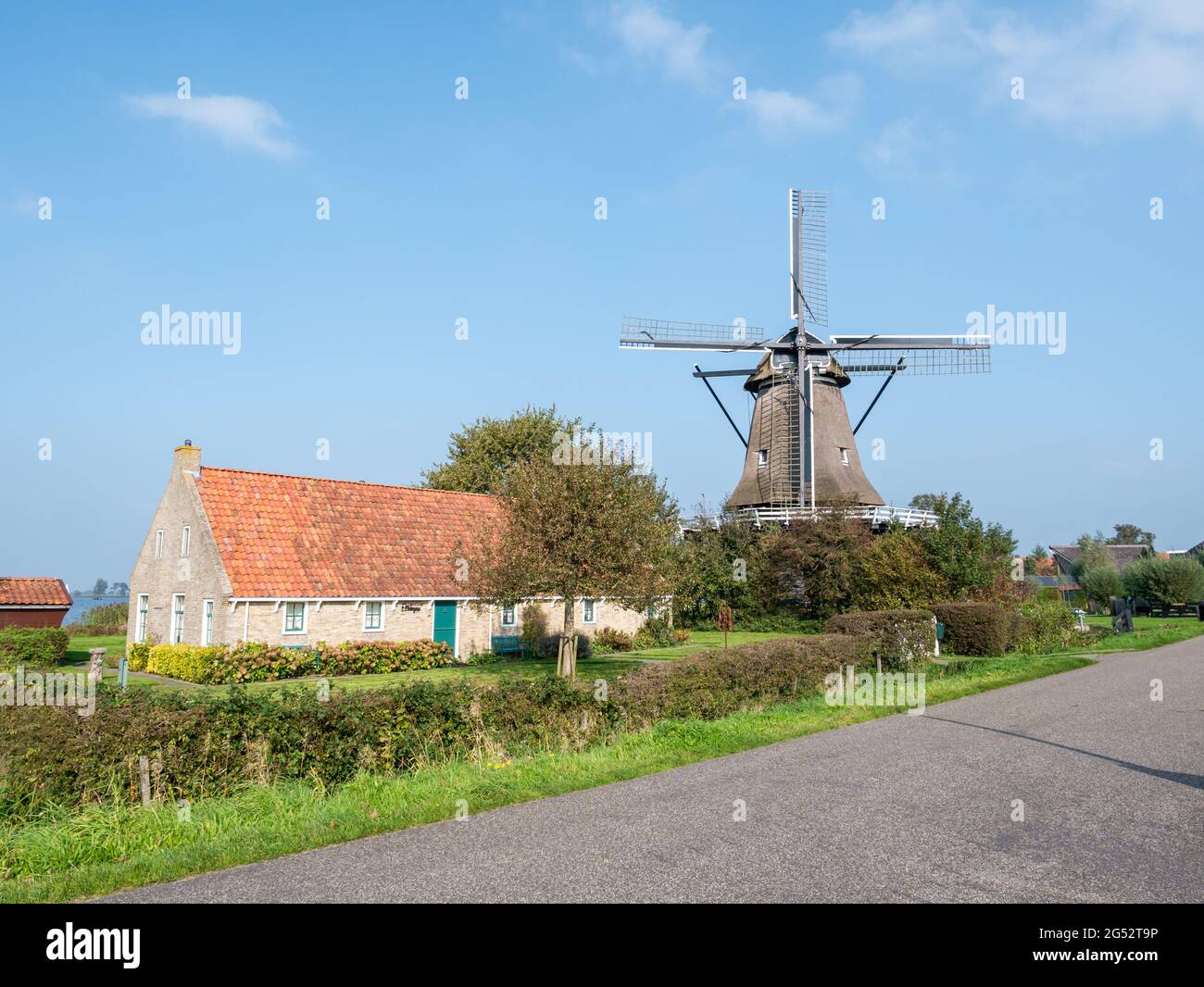 Windmühle Swaechmermolen oder Langweerder molen in Langwar, Friesland, Niederlande Stockfoto