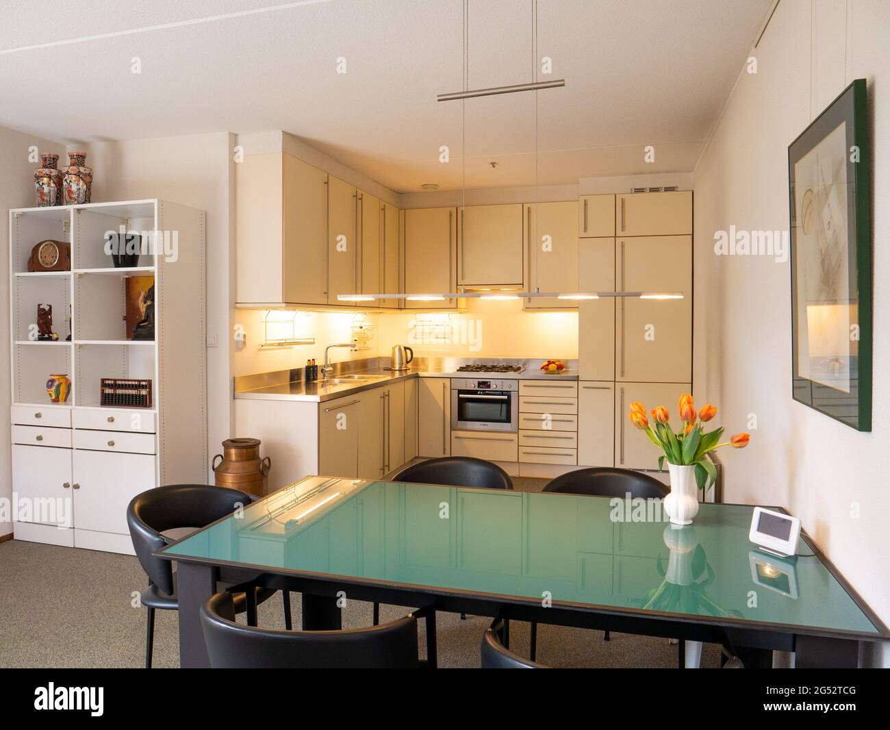 Modernes Haus offene Küche Esszimmer Esszimmer mit Esstisch, Niederlande Stockfoto