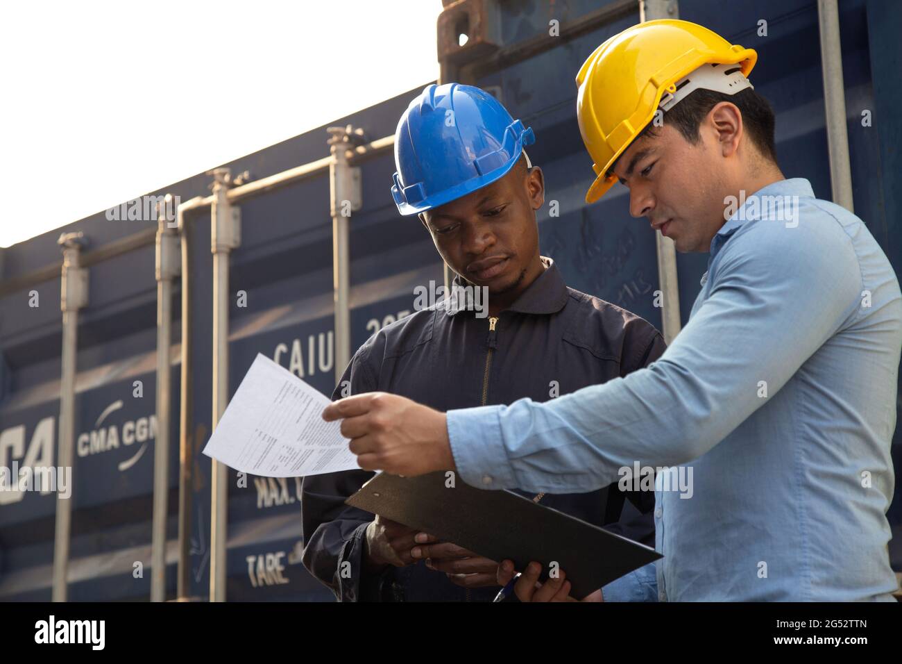 Professioneller Ingenieur und Geschäftsmann überprüfen und inspizieren Container in internationalen Fracht im Logistikhafen. Industrie, Transport, wareho Stockfoto