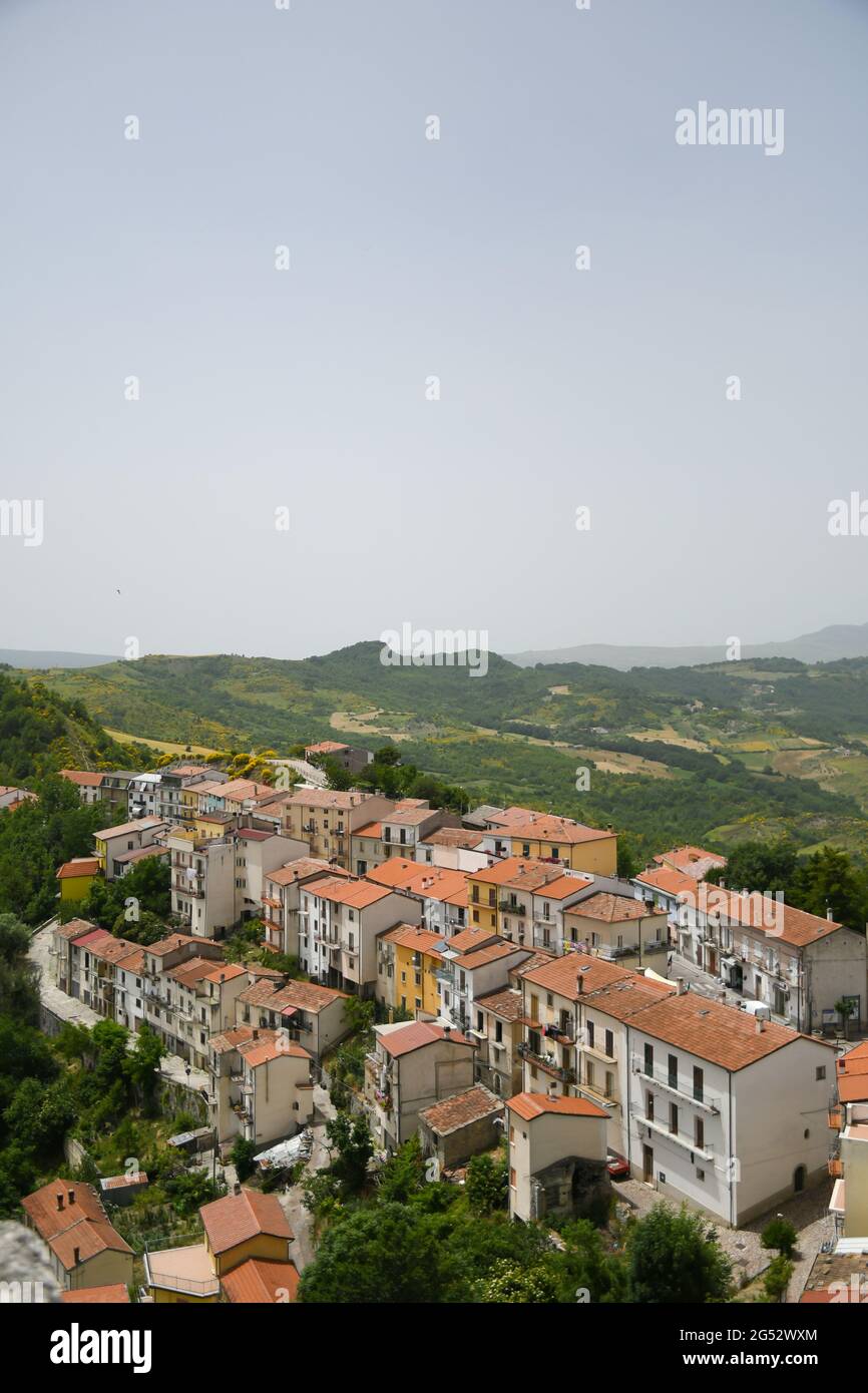 Panoramablick auf die Landschaft von Belmonte del Sannio, einem Dorf in den Bergen der Region Molise in Italien. Stockfoto