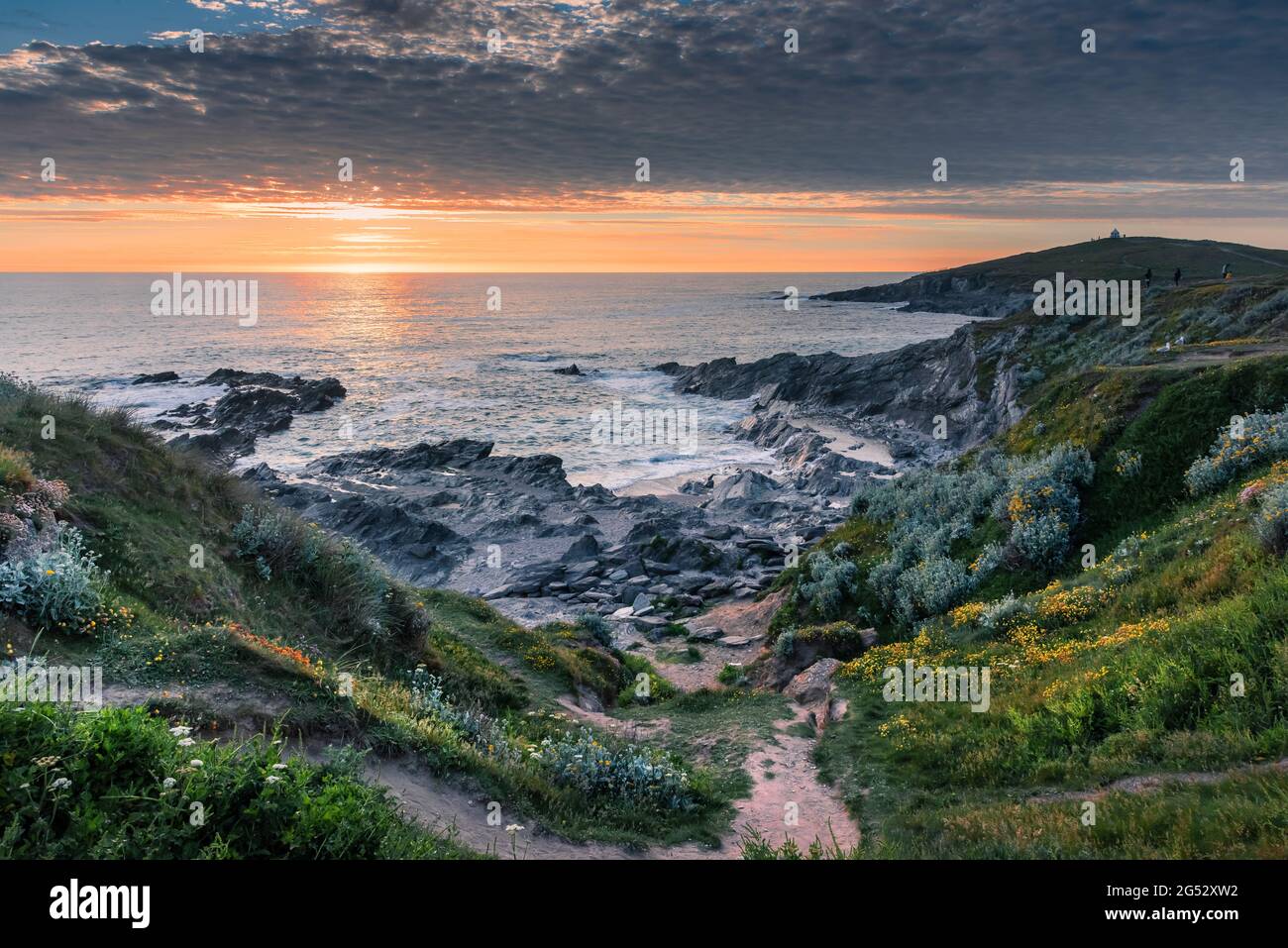 Ein spektakulärer Sonnenuntergang über der Fistral Bay an der Küste von Newquay in Cornwall. Stockfoto