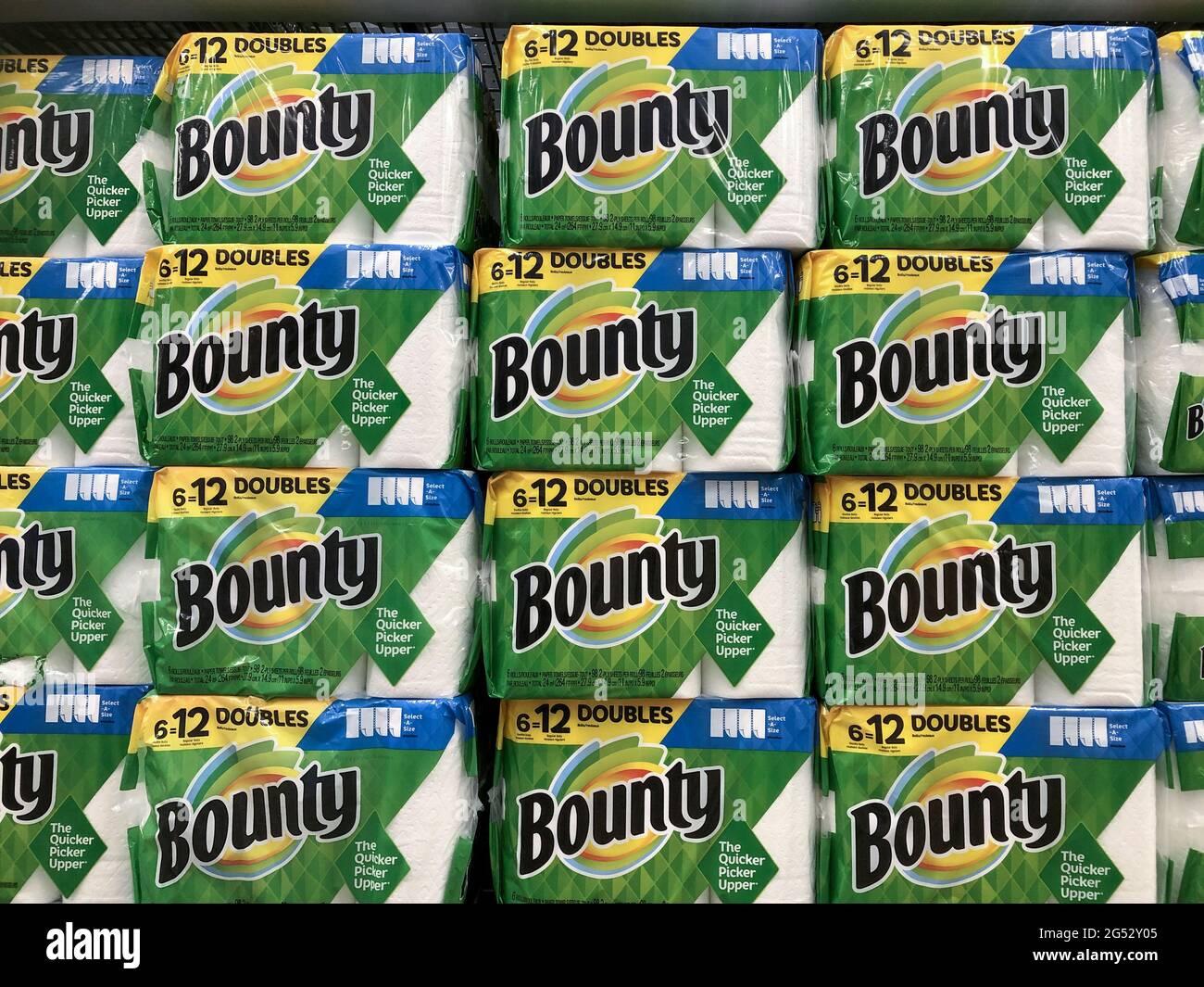 Indianapolis - Ca. Juni 2021: Kopfgeld Papierhandtuch Display. Bounty Ist  Ein Papierhandtuch, Das Von Procter & Gamble (P&G) Hergestellt Wird  Stockfotografie - Alamy