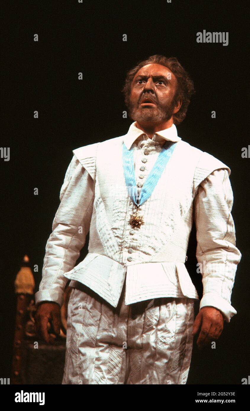 Donald Sinden (Othello) in OTHELLO von Shakespeare bei der Royal Shakespeare Company (RSC), Royal Shakespeare Theatre, Stratford-upon-Avon 07/08/1979 Design: Pamela Howard Beleuchtung: Brian Harris Regie: Ronald Eyre Stockfoto