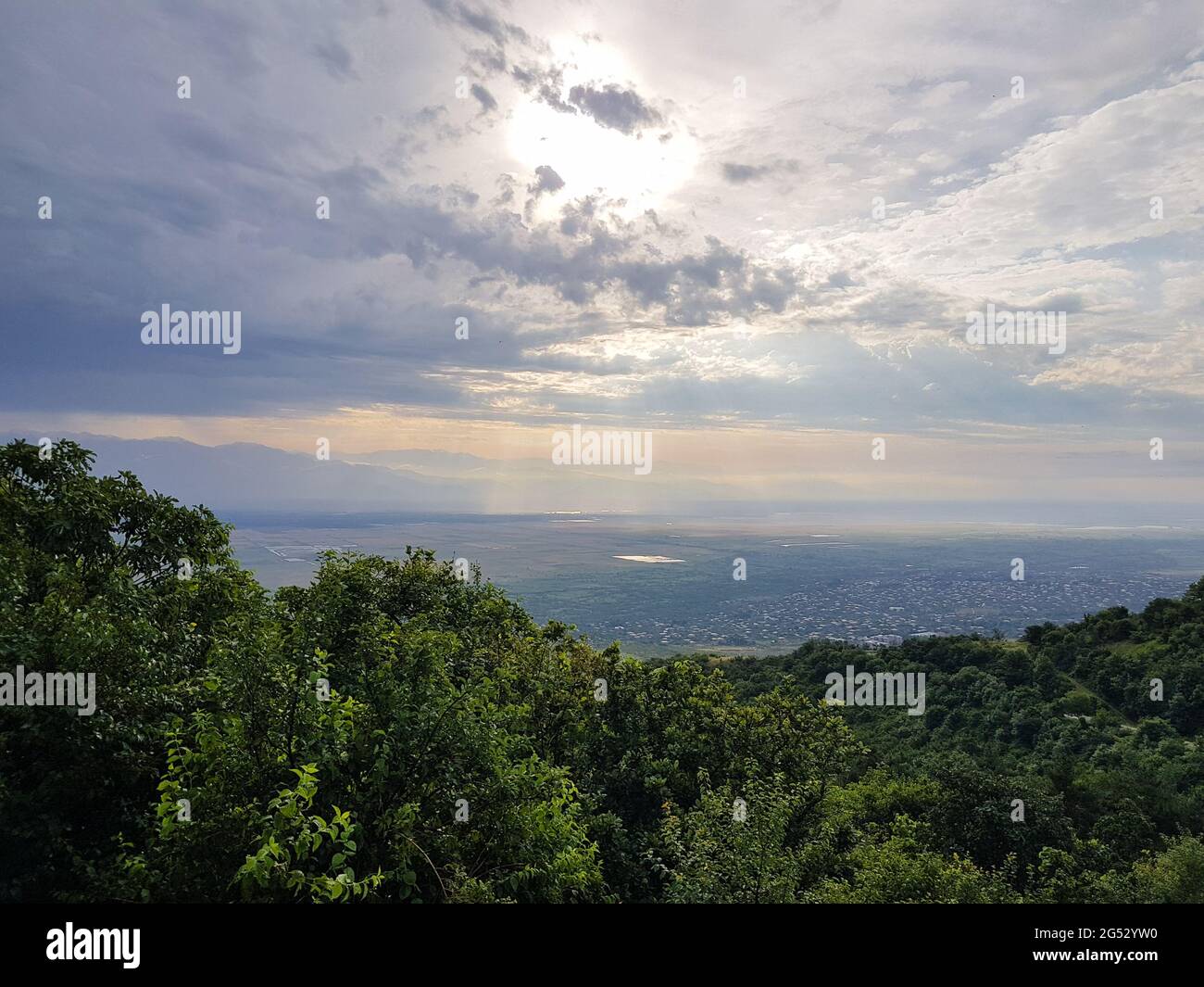 Die Strahlen der Sonne über dem göttlichen Tal nach dem Regen Stockfoto