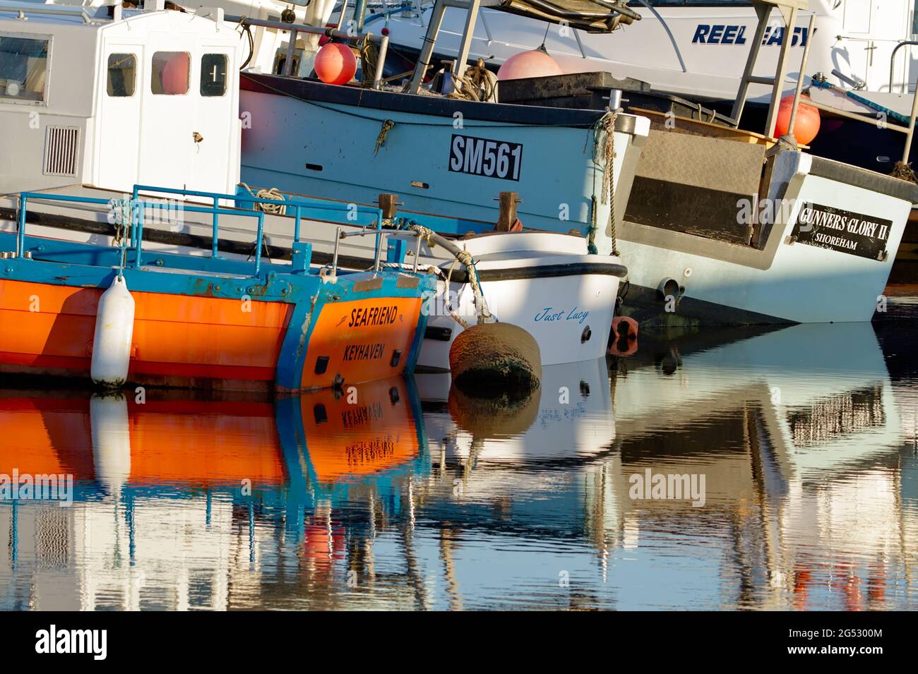 Spiegelung von Fischerbooten an EINEM ruhigen Tag in der Keyhaven Marina UK Stockfoto