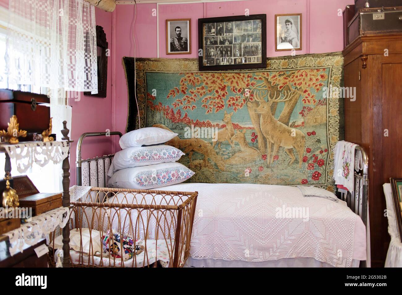 Moskau, Russland - 20. Juni 2021, Fragment einer russischen Hütte. Das Bett  war mit vielen Kissen, Bettüberwürfen und einem alten Fotorahmen über dem  Bett ausgestattet Stockfotografie - Alamy