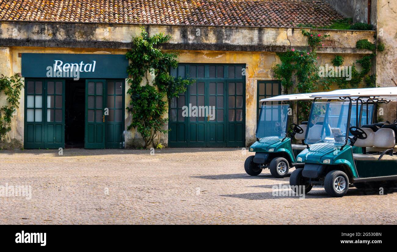 Parkplatz für Golfwagen mit Golfwagen am Golfplatz Stockfoto