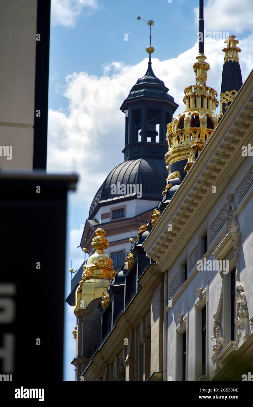 Altstadt von Leipzig (Deutschland) mit prächtigen Fassaden und Turm der Thomaskirche Stockfoto