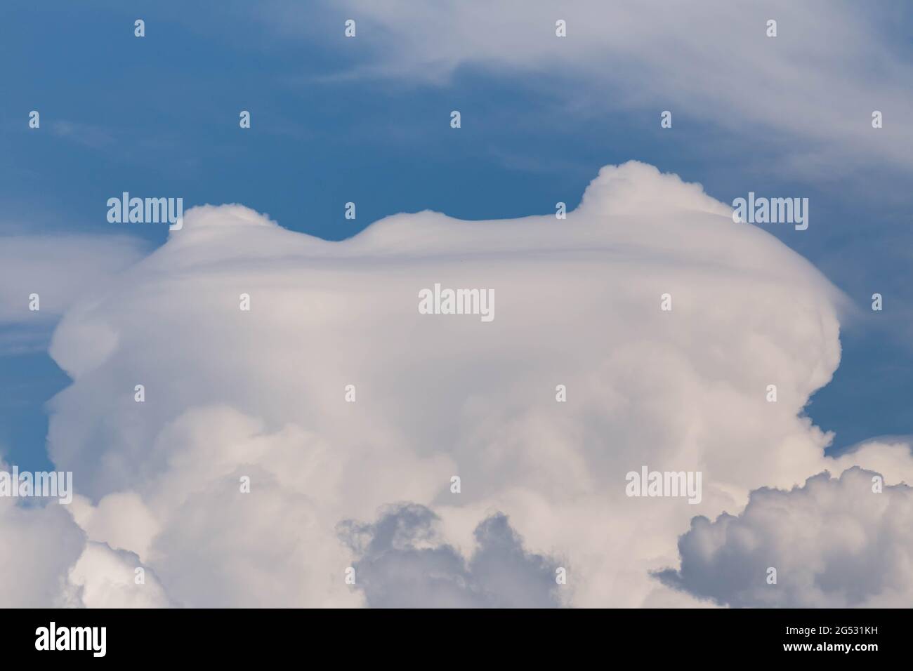Pileus-Kappe auf Kumuluswolken, weiße Kumuluswolken Stockfoto