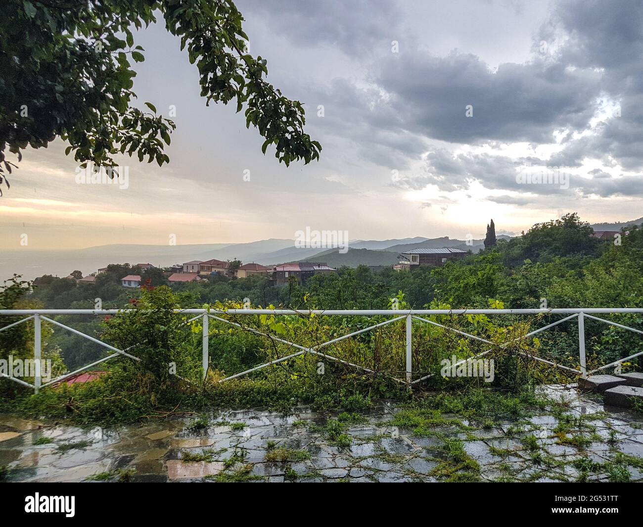 Terrasse in Sighnaghi am Morgen nach dem Regen Stockfoto