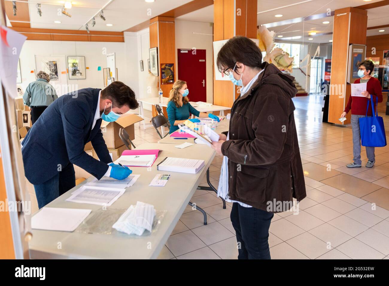 FRANKREICH. SEINE-ET MARNE (94) VINCENNES. ESPACE SORANO AM 6. MAI 2020. VERTEILUNG VON SCHUTZMASKEN DURCH DAS RATHAUS VON VINCENNES WÄHREND DER CON Stockfoto