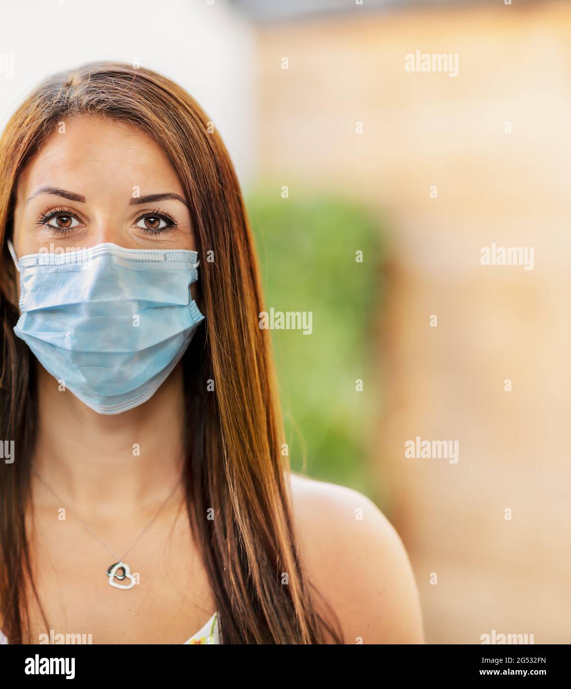 FRANKREICH. VAL-DE-MARNE (94) LE PERREUX-SUR-MARNE. EINE FRAU, DIE EINE COVID-19 CORONAVIRUS-OP-MASKE TRÄGT Stockfoto