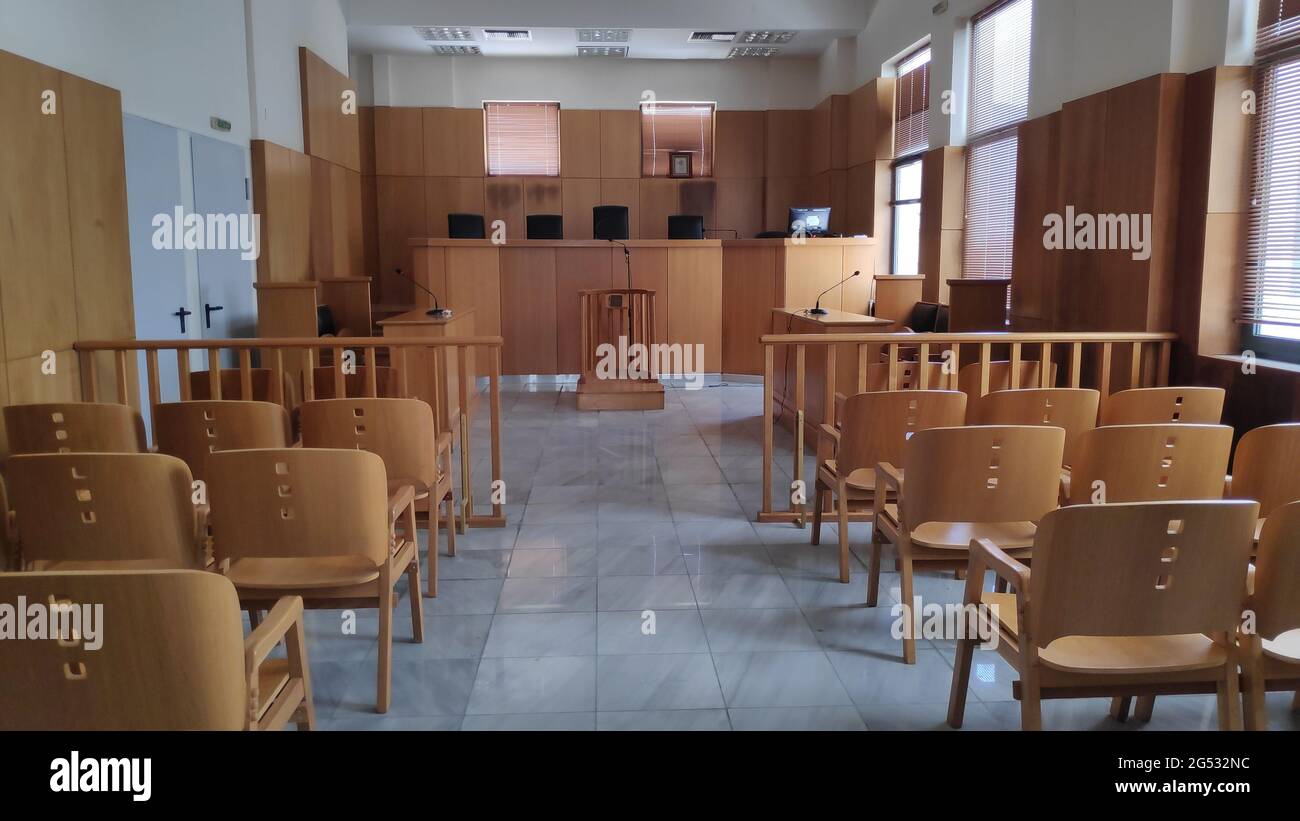 Leerer Innenraum Des Gerichtes In Igoumenitsa In Griechenland Stockfoto