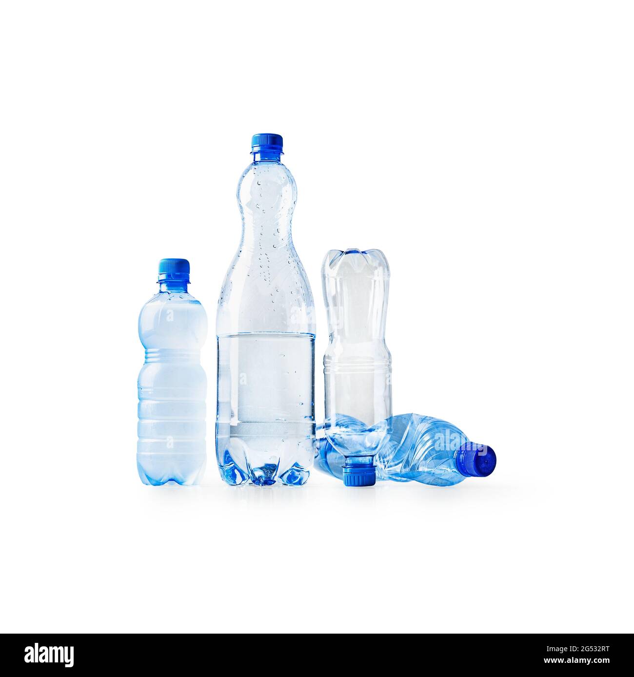 Wasser Plastikflaschen kreative Komposition isoliert auf weißem Hintergrund. Umweltverträgliches Recycling-Konzept. Designelement Stockfoto