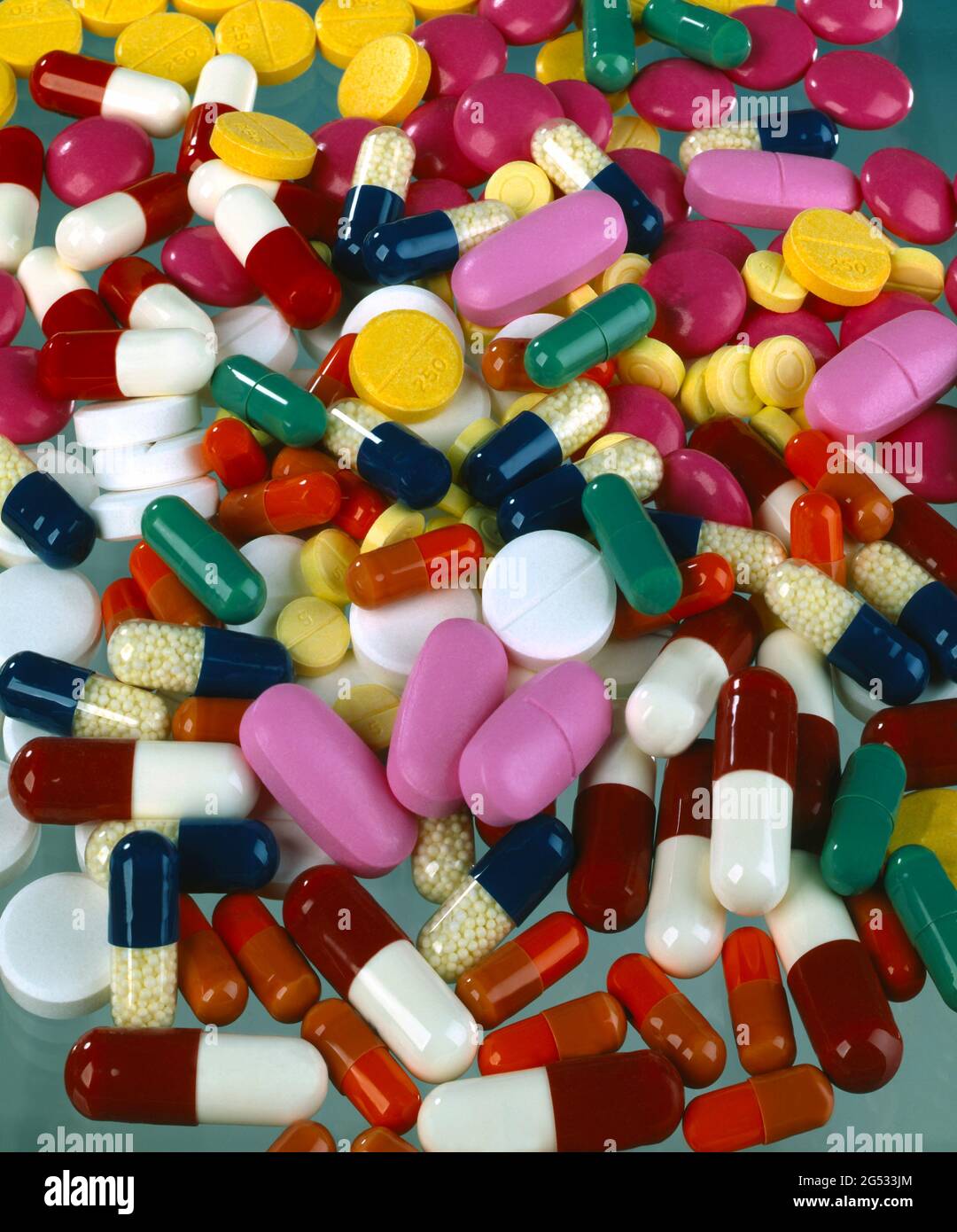 Aufrechte/Hochformat verschiedene bunte Medikamente Kapseln & Tabletten keine Markennamen sichtbar Stockfoto