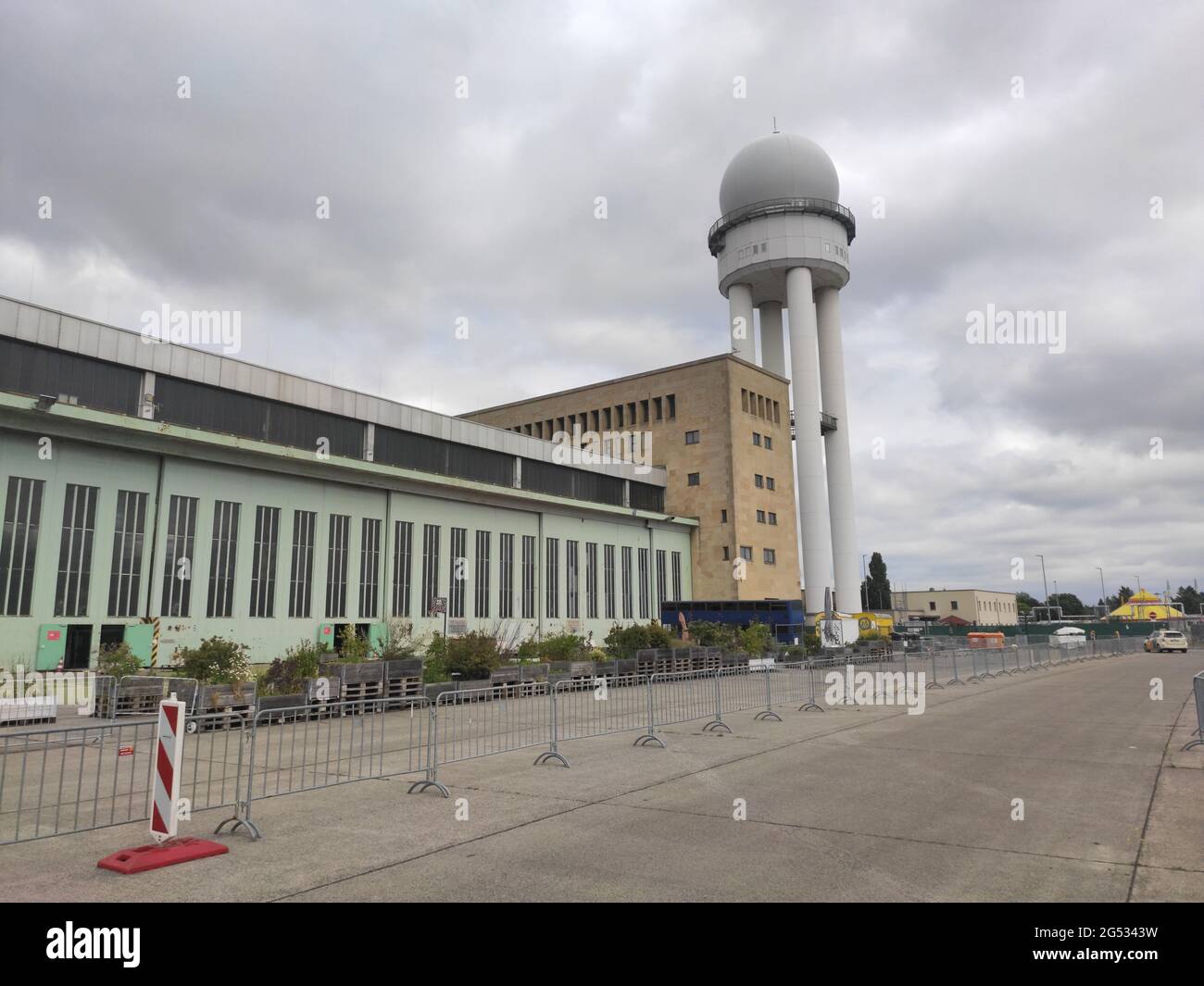 Flughafen Tempelhof in Berlin 2021, errichtet in den 1930er Jahren, jetzt überflüssig. Stockfoto