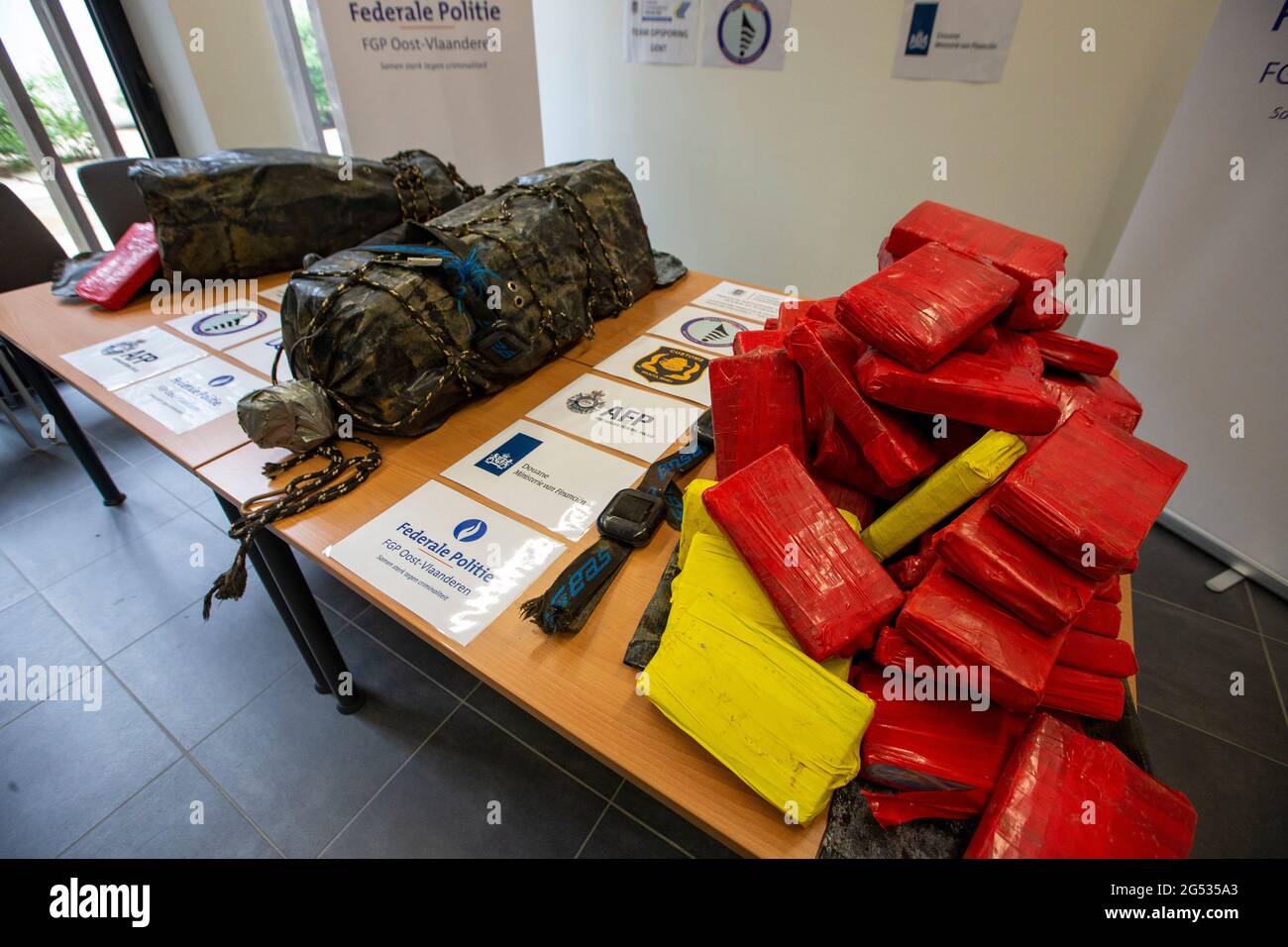 Die Abbildung zeigt einen Pressemoment bezüglich der Gefangennahme von über 200 kg Kokain in den Büros der Bundespolizei Ostflandern in Dend Stockfoto