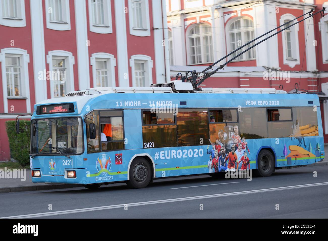 Trolleybus mit Logo, Hashtag und Werbung für die Fußball-Europameisterschaft der UEFA EURO 2020 in St. Petersburg, Russland, bei der 7 Spiele des Pokals ausgetragen wurden Stockfoto
