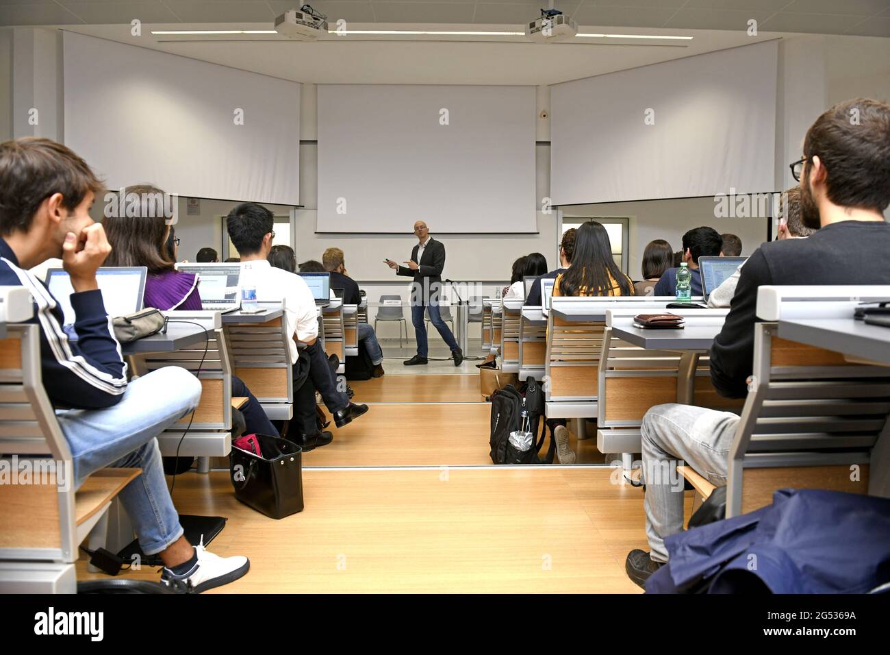 Studenten, die an einer Wirtschaftsstunde von Tim Harford an der Bocconi Univesity in Mailand, Italien, teilnehmen. Stockfoto