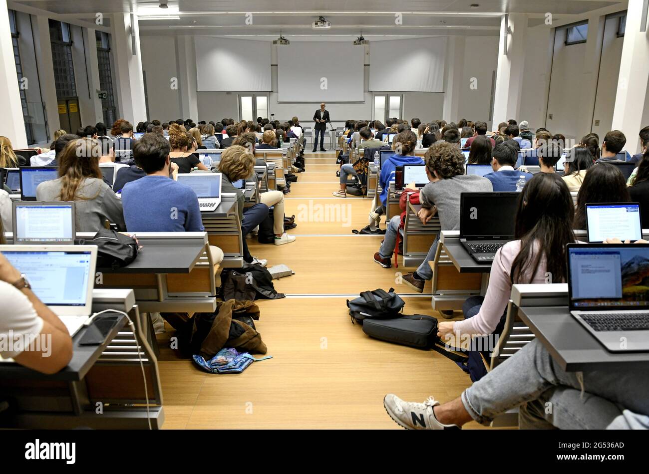 Studenten, die an einer Wirtschaftsstunde von Tim Harford an der Bocconi Univesity in Mailand, Italien, teilnehmen. Stockfoto