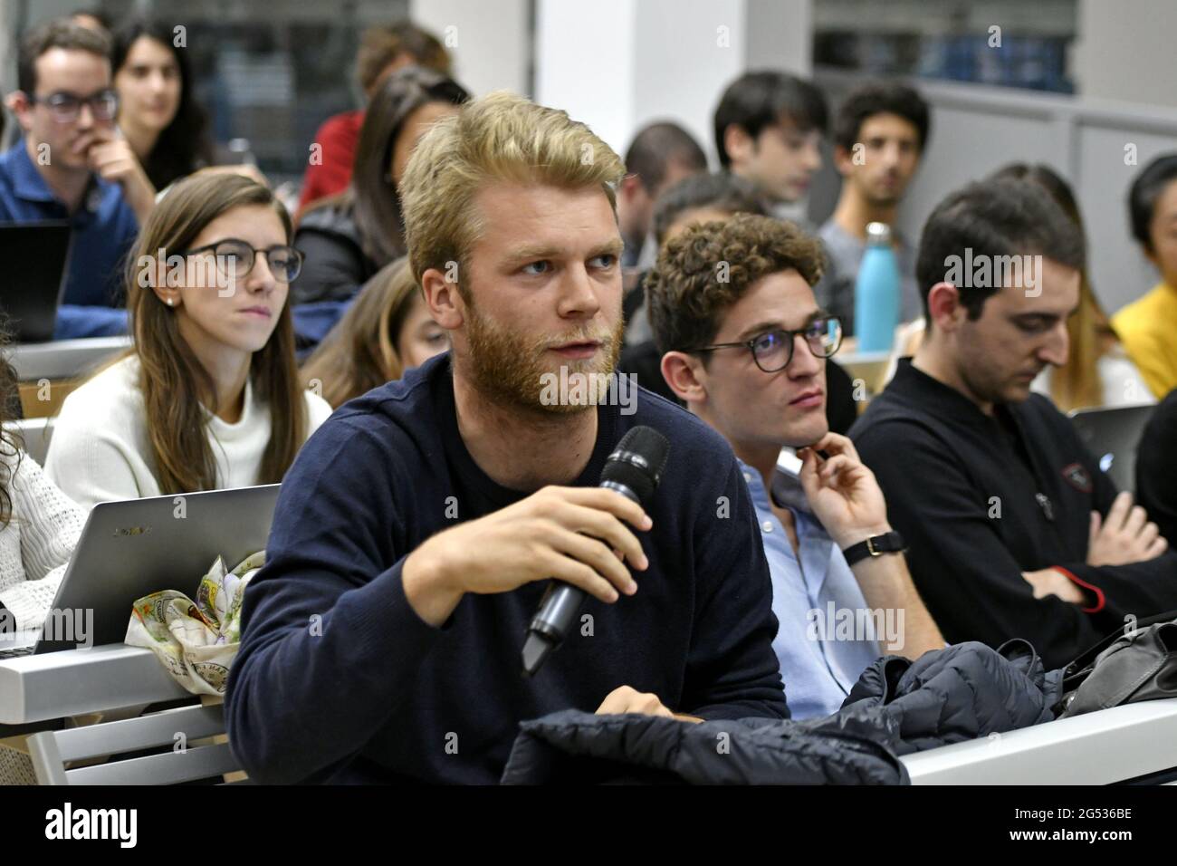 Studenten, die an einer Wirtschaftsstunde von Tim Harford an der Bocconi Univesity in Mailand, Italien, teilnehmen. Stockfoto