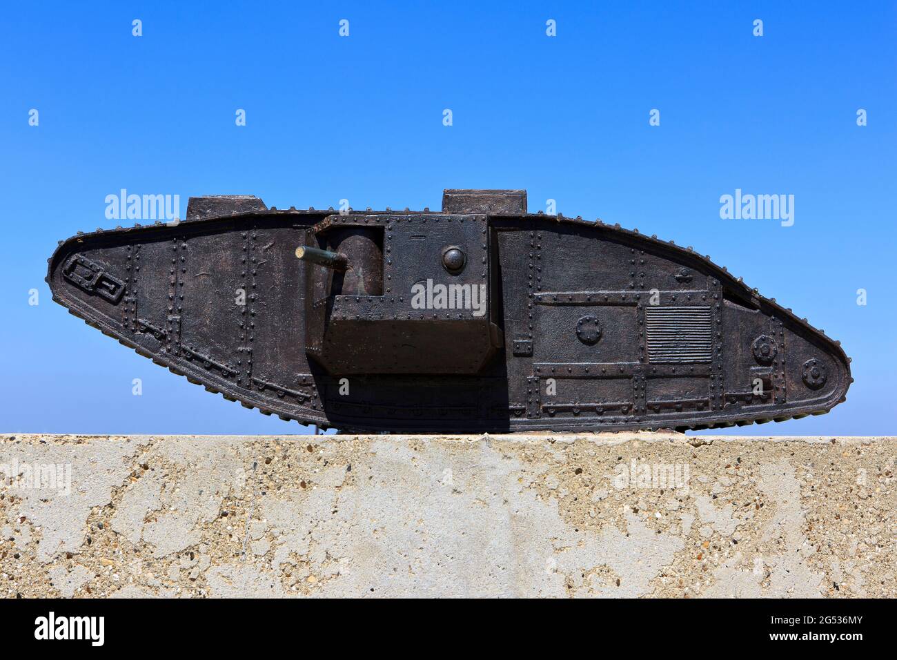 Modell einer Mark IV (Mk IV männlich) auf der Gedenkstätte für das erste Weltkrieg-Panzerkorps in Pozieres (Somme), Frankreich Stockfoto