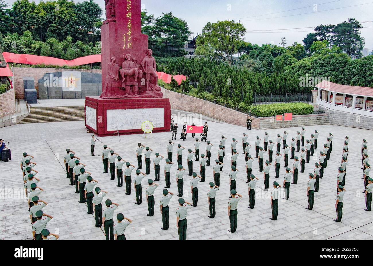 Nanning, China. Juni 2021. Die Soldaten gehen am 25. Juni 2021 in die revolutionäre Gedenkhalle von Guangxi, um den 100. Jahrestag der Gründung der Kommunistischen Partei Chinas in Nanning, Guangxi, China, zu feiern.(Foto: TPG/cnsphotos) Quelle: TopPhoto/Alamy Live News Stockfoto