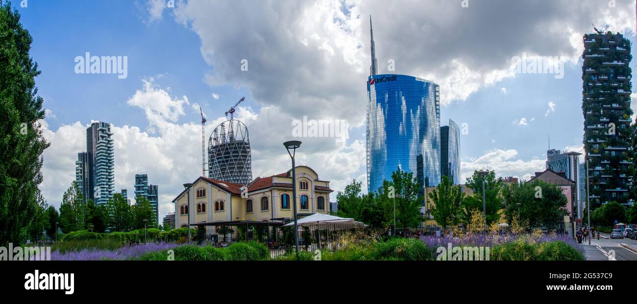 Stiftung Riccardo Catella, UniCredit Turm und Vertikalen Wald, Bibliothek der Bäume, neuer Park in Mailand, Wolkenkratzer. Lombardei, Italien Stockfoto