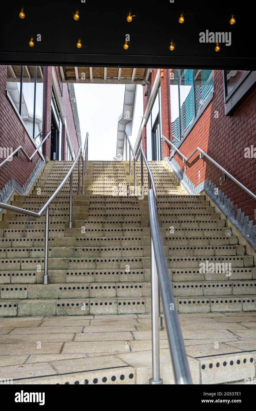 Einzelflasche auf der Treppe. Stockfoto