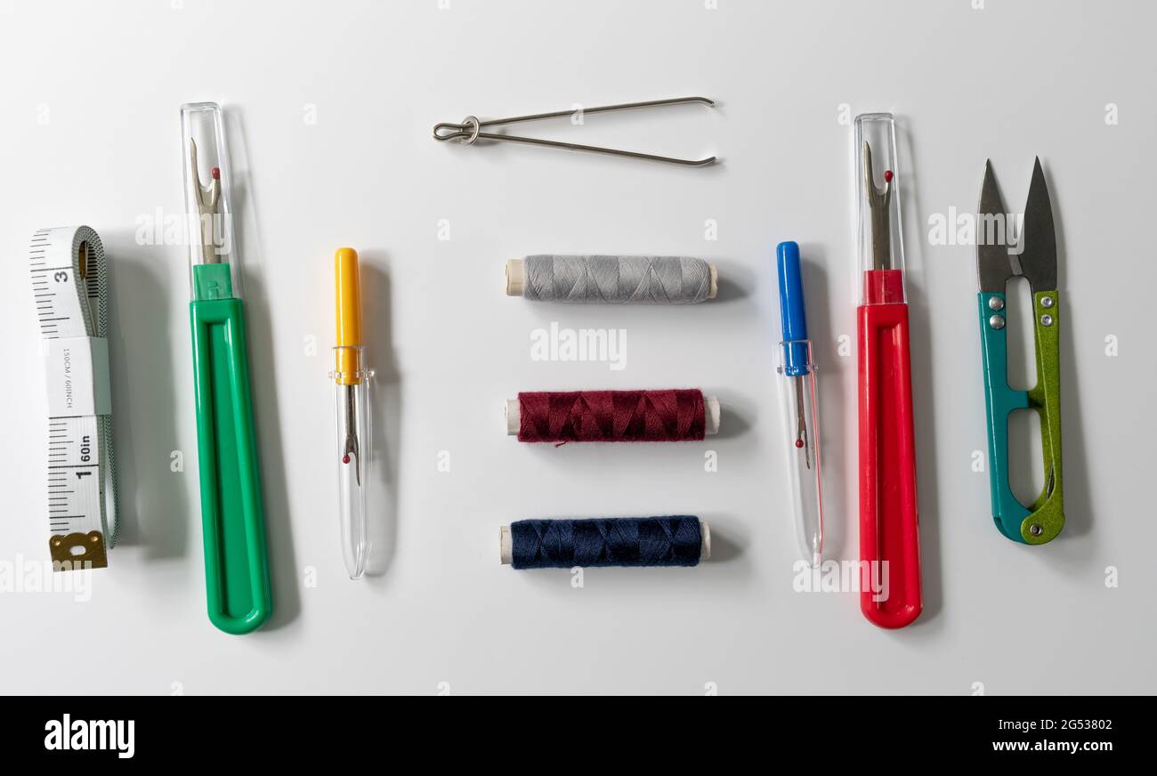 Verschiedene Nähgeräte auf weißem Hintergrund Stockfoto